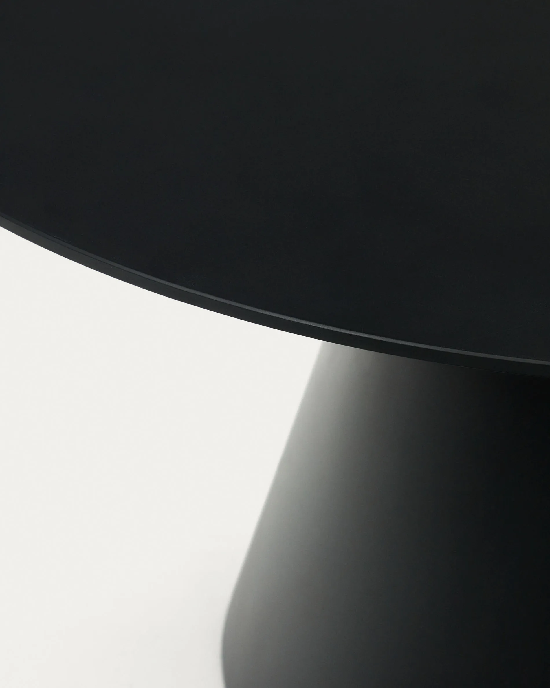 Журнальный столик La Forma Wilshire закаленное стекло и матовый черный металл 120 см 160562