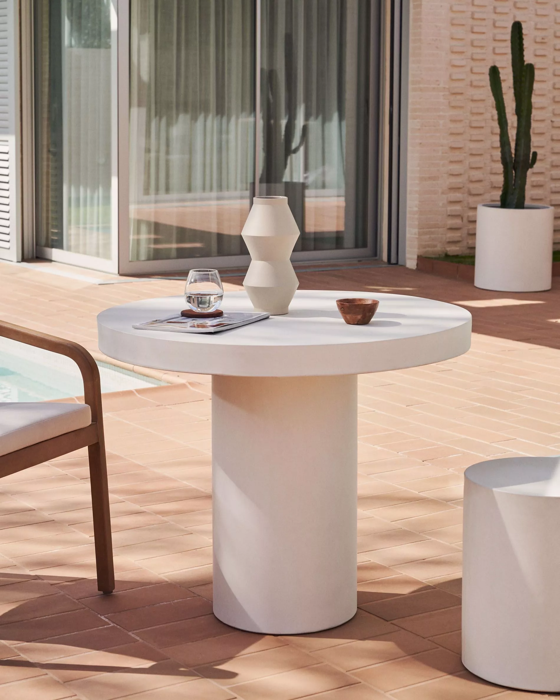 Круглый стол La Forma Aiguablava из белого цемента 90 см