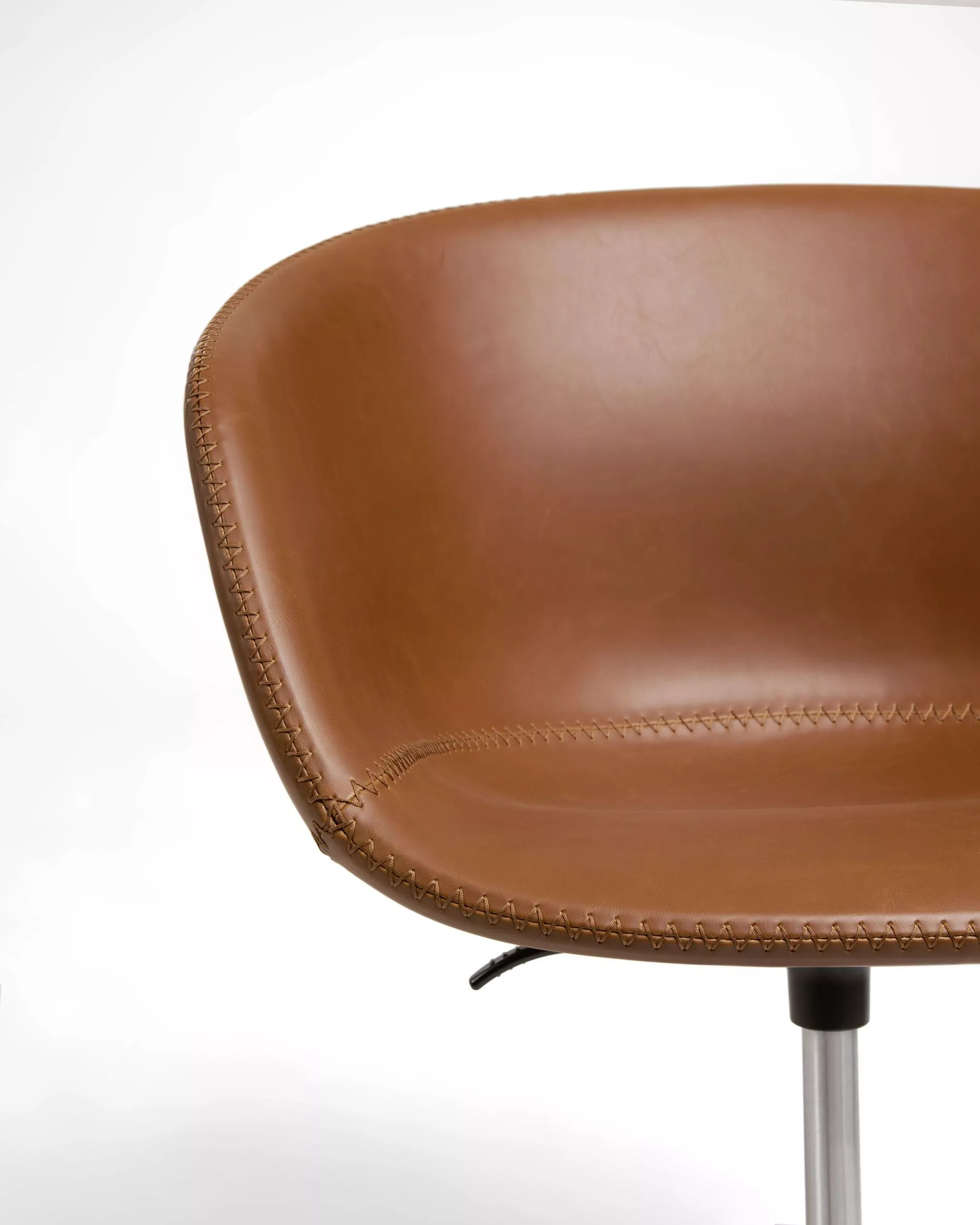 Офисное поворотное кресло La Forma Yvette коричневое