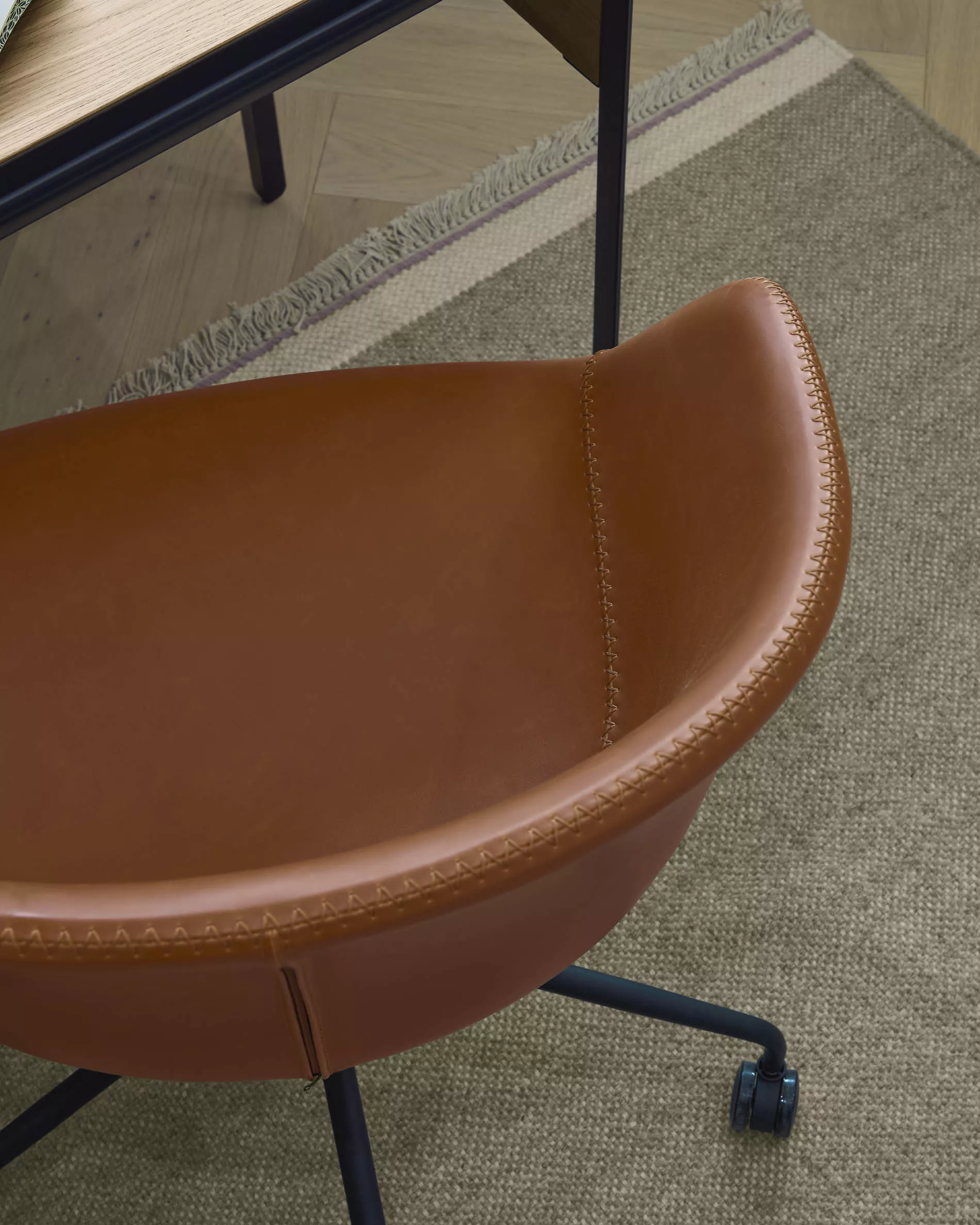 Офисное поворотное кресло La Forma Yvette коричневое