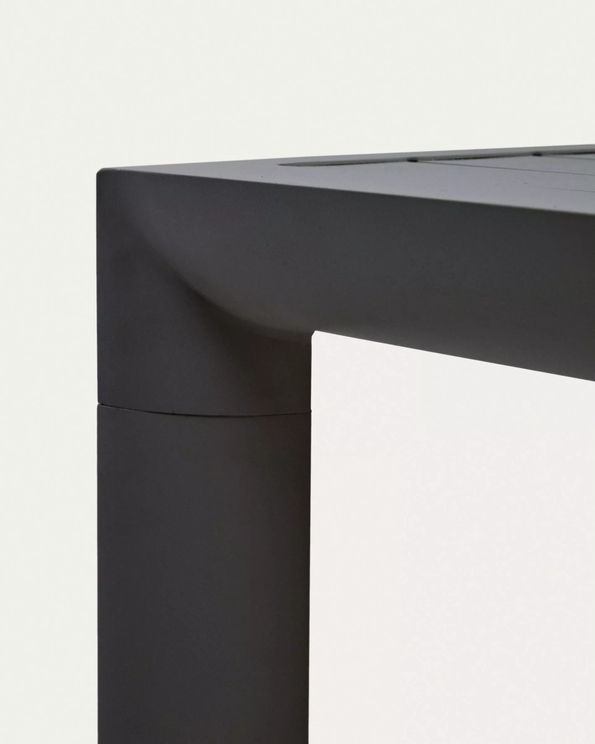 Уличный стол La Forma Culip с порошковым покрытием серого цвета 150 х 77
