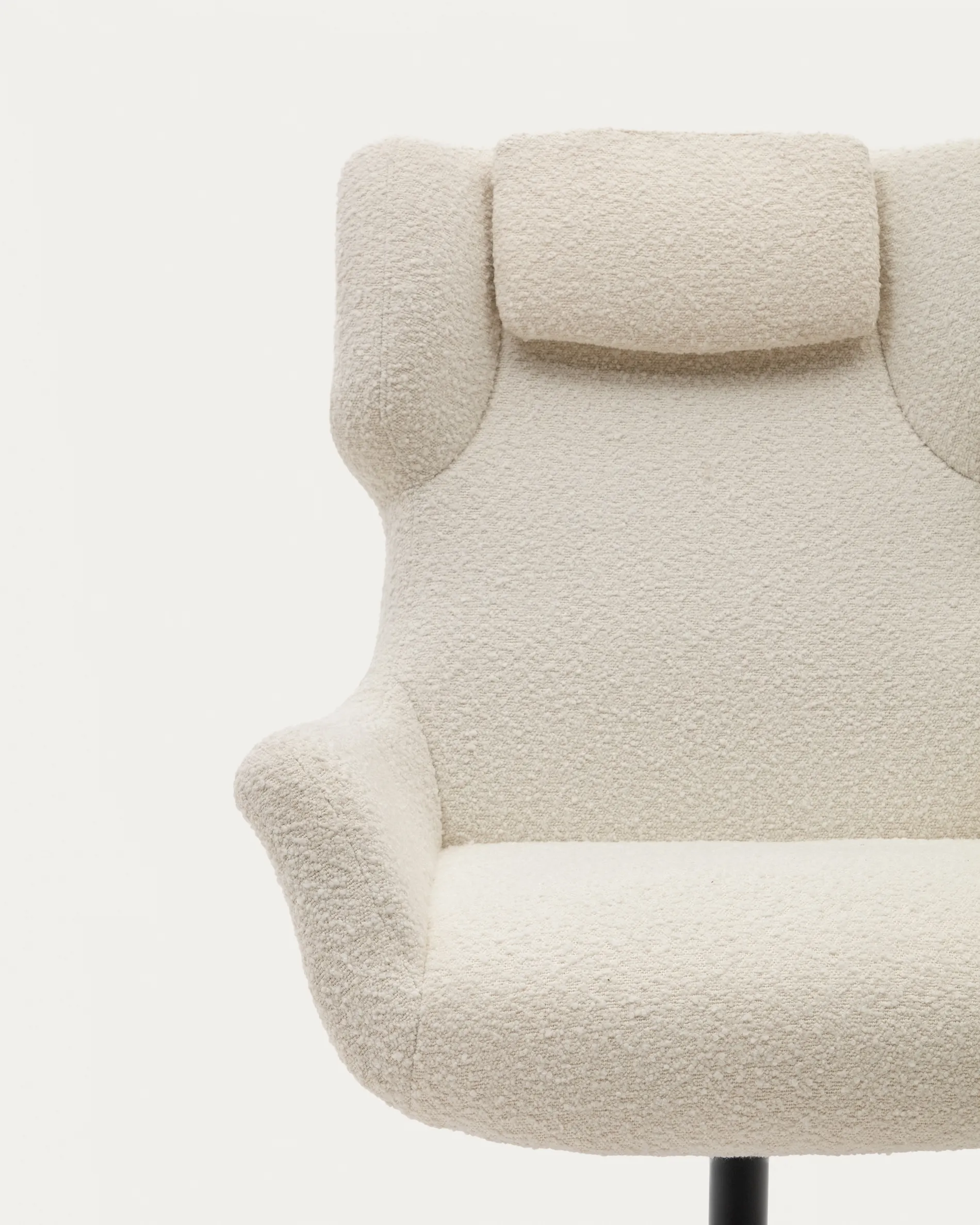 Вращающееся кресло La Forma Zalina с подлокотниками из белой ткани букле 178412